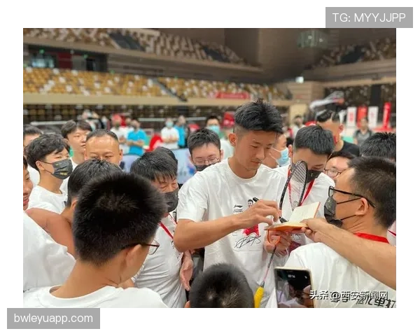 假如把谌龙的破旧训练裤和一张高额账单放一起,我第一反应就是:这俩绝对不是同一个人 假如把谌龙的破旧训练裤和一张高额账单放一起,我第一反应就是:这俩绝对不是同一个人